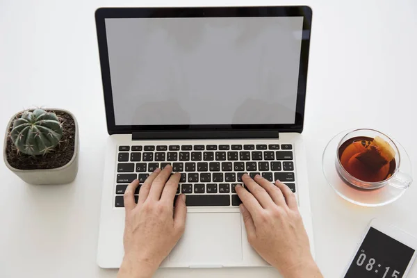 Hände arbeiten am Laptop — Stockfoto