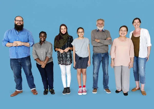 Personas diversas de pie en el estudio — Foto de Stock