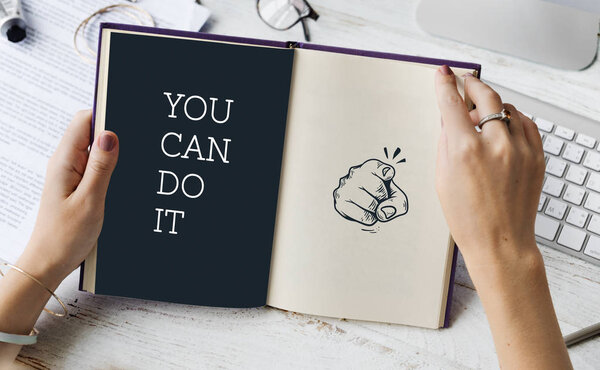 женщина читает книгу