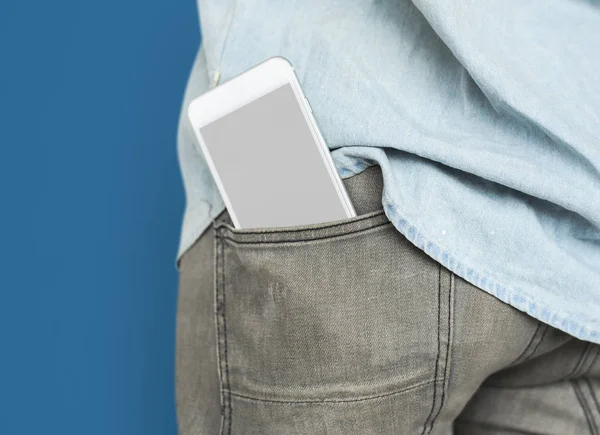 Человек со смартфоном в кармане — стоковое фото