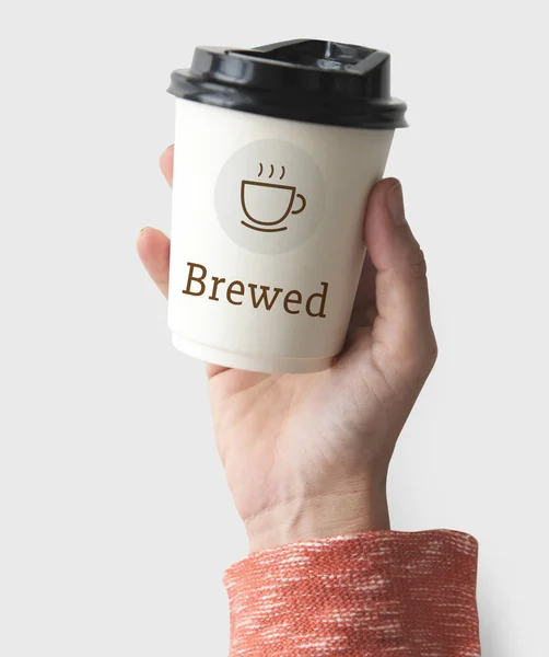 Hand hält Papier Kaffeetasse — Stockfoto