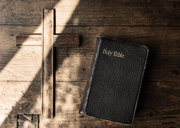 Santa Biblia con Cruz de Madera —  Fotos de Stock