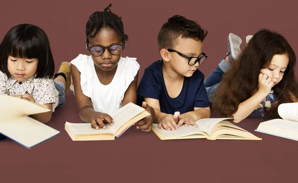 本を読む子供たち — ストック写真