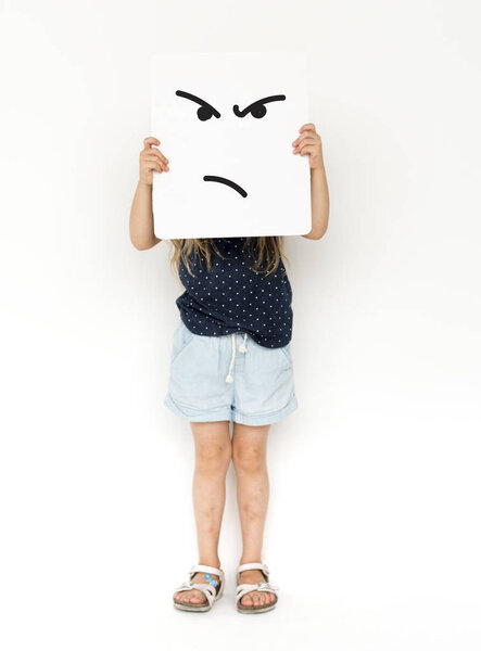 маленький ребенок, закрывающий лицо
