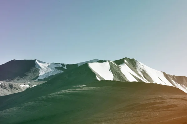Hermosas montañas en la nieve —  Fotos de Stock