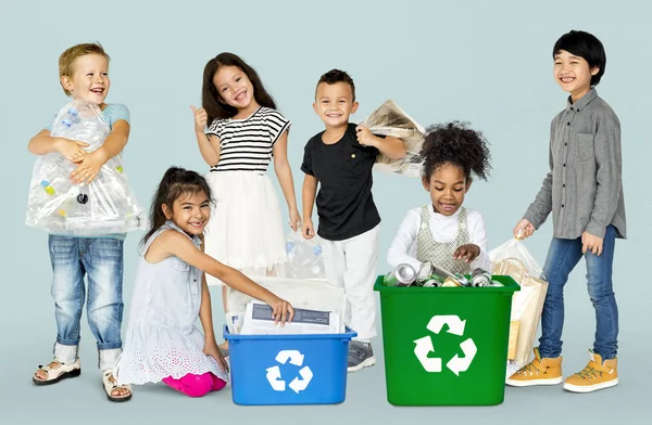 Niños con residuos para reciclar — Foto de Stock