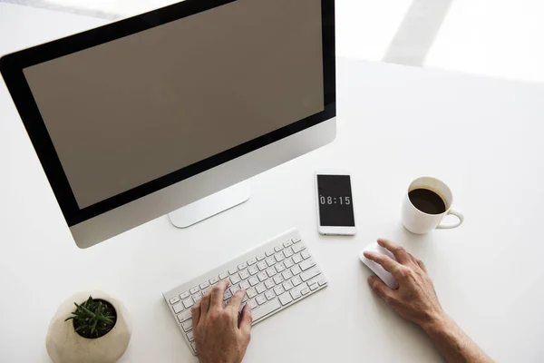 Handen werken op de computer — Stockfoto