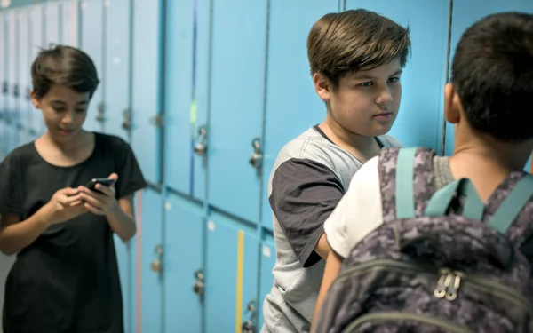 Meninos no corredor da escola — Fotografia de Stock