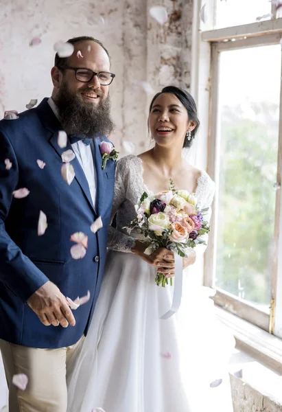 Recién casados Pareja lanzando Confetti —  Fotos de Stock