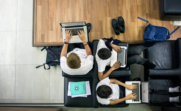 Uczniowie za pomocą laptopów — Zdjęcie stockowe