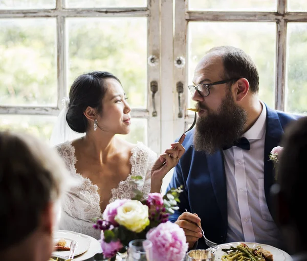 已婚的夫妇在婚礼表 — 图库照片