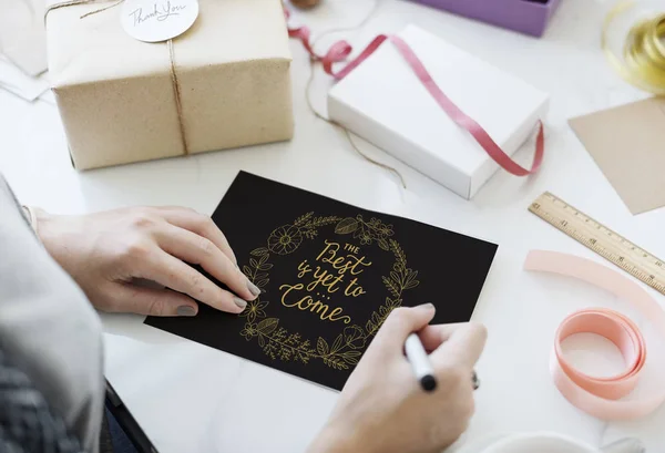 Manos escribiendo en la tarjeta de papel —  Fotos de Stock