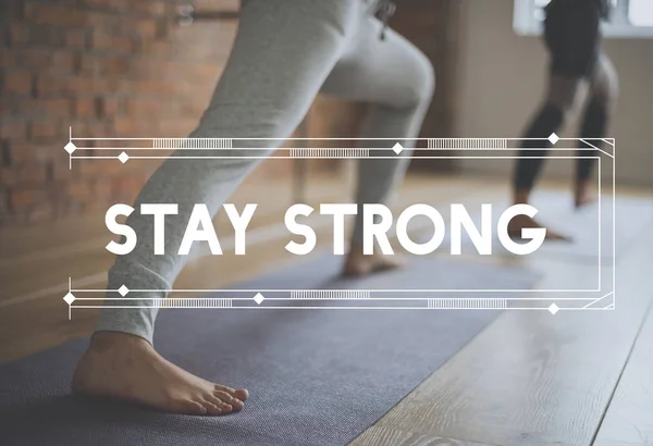 Gente haciendo yoga — Foto de Stock