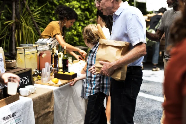 Woman Selling Lemonade — Stock Photo, Image