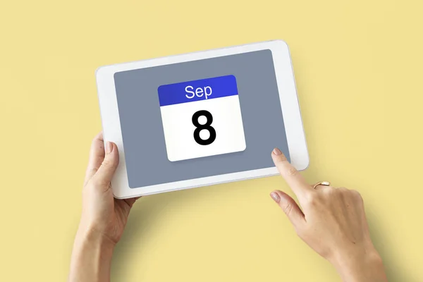 Person anläggning digital tablet — Stockfoto