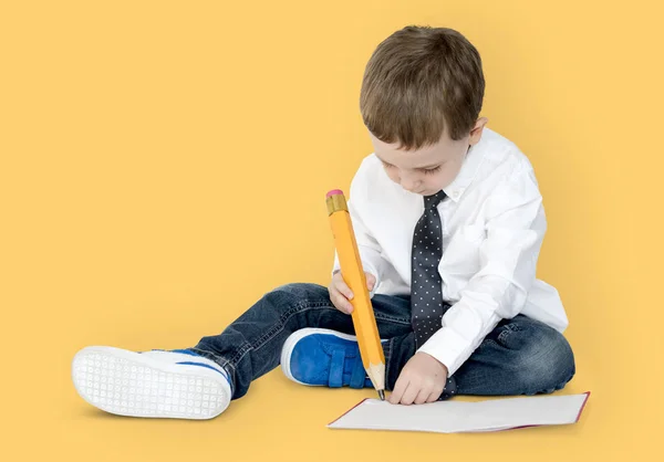 Niño pequeño en la escritura de estudio —  Fotos de Stock