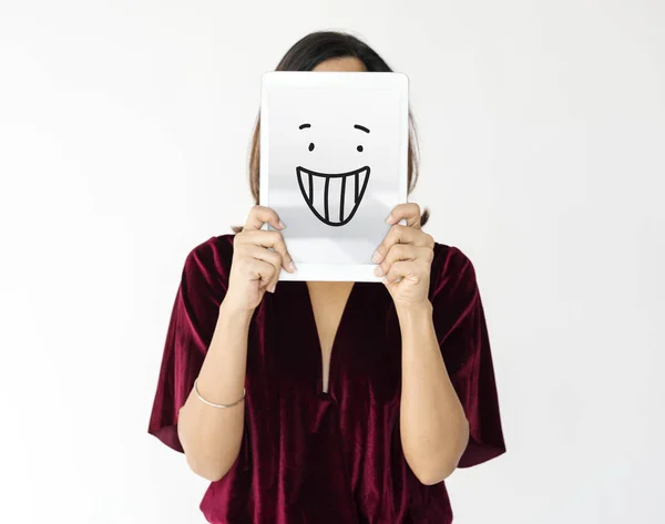 Mujer cubriendo la cara con tableta digital —  Fotos de Stock