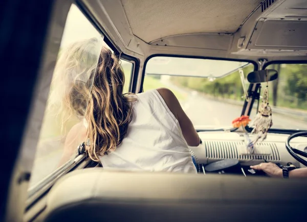 Mujer sentada en un coche — Foto de Stock