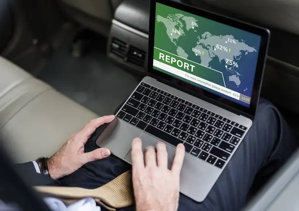 Ondernemer met laptop in de auto — Stockfoto