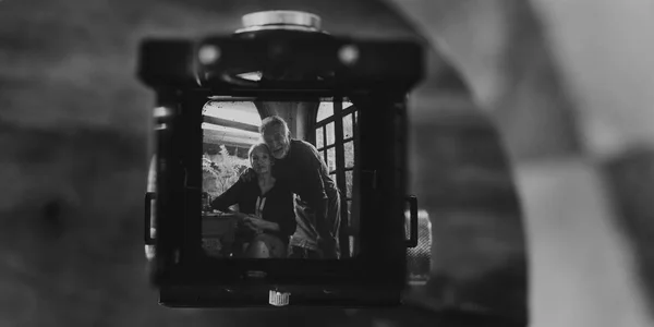 Äldre par på skärmen retro kamera — Stockfoto