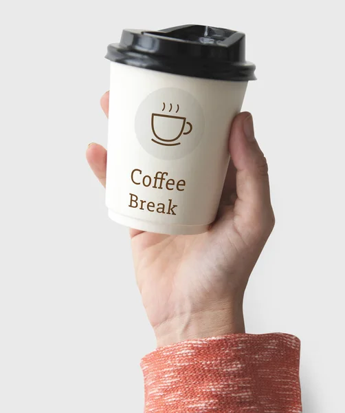 Рука тримає паперову чашку кави — стокове фото