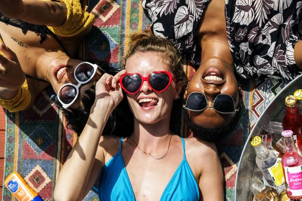 Frauen liegen unter der Sonne — Stockfoto