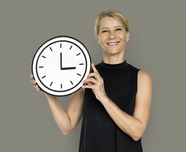 Kobieta trzyma papierowy zegar — Zdjęcie stockowe