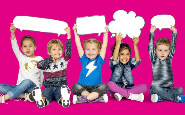 Дети держат облака речи — стоковое фото