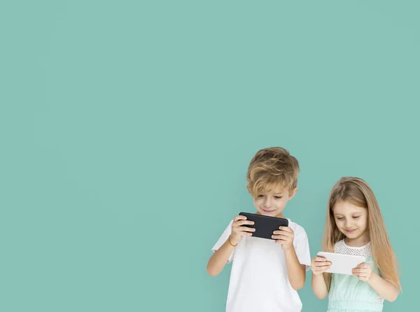 男孩和女孩在玩智能手机 — 图库照片