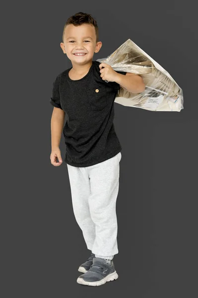 男孩与袋纸垃圾 — 图库照片