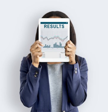 Dijital Tablet ile yüz kapsayan iş kadını 