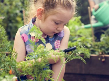 Doğa yaşandığı bir bahçede çocuk