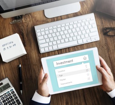 Dijital tablet kullanan işadamı