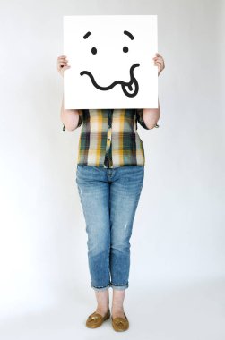 kişi holding afiş.