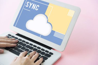 Dizüstü bilgisayarda yazan kadın klavyesi