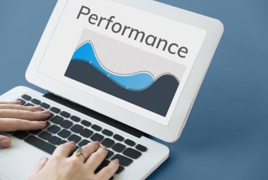 Dizüstü bilgisayarda yazan kadın klavyesi