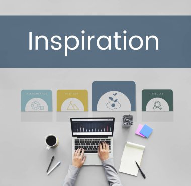 Laptop klavyesinde yazan kişi