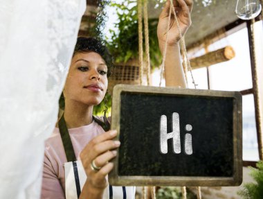 Afrikalı kadın dükkanda çalışan önlük 