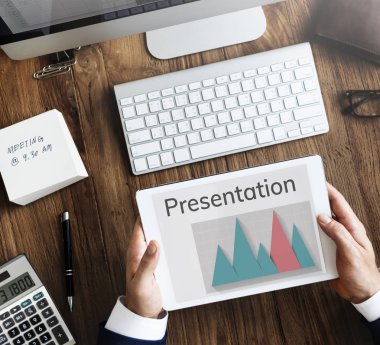 Dijital tablet kullanan işadamı