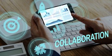 Akıllı telefon kullanan iş adamı