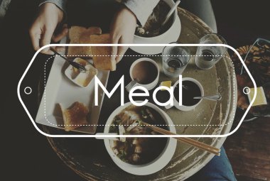 lezzetli yemekleri masasi