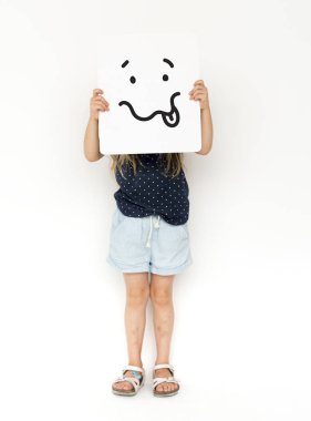 küçük çocuğu kapsayan yüz