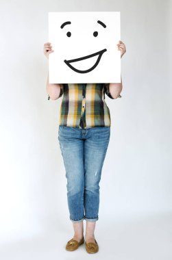 kişi holding afiş.