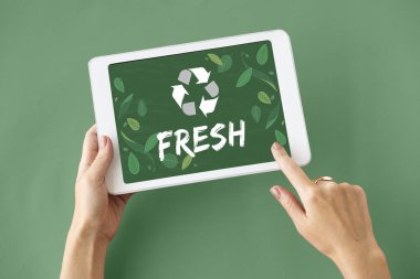 kişi holding dijital tablet