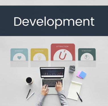 Laptop klavyesinde yazan kişi