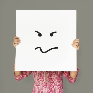 Beyaz afişini suratla kapsayan kişi 