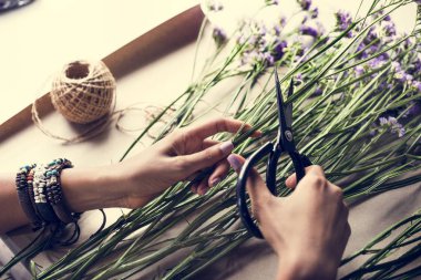 Çiçekçi Çiçek buket oluşturma