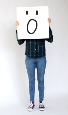 kişi holding afiş.