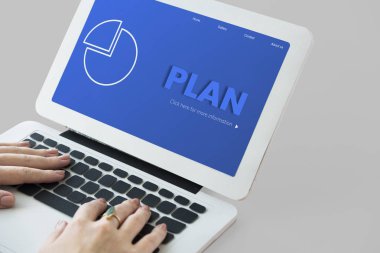 Dizüstü bilgisayarda yazan kadın klavyesi