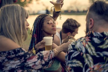  Arkadaşlar eğleniyor.